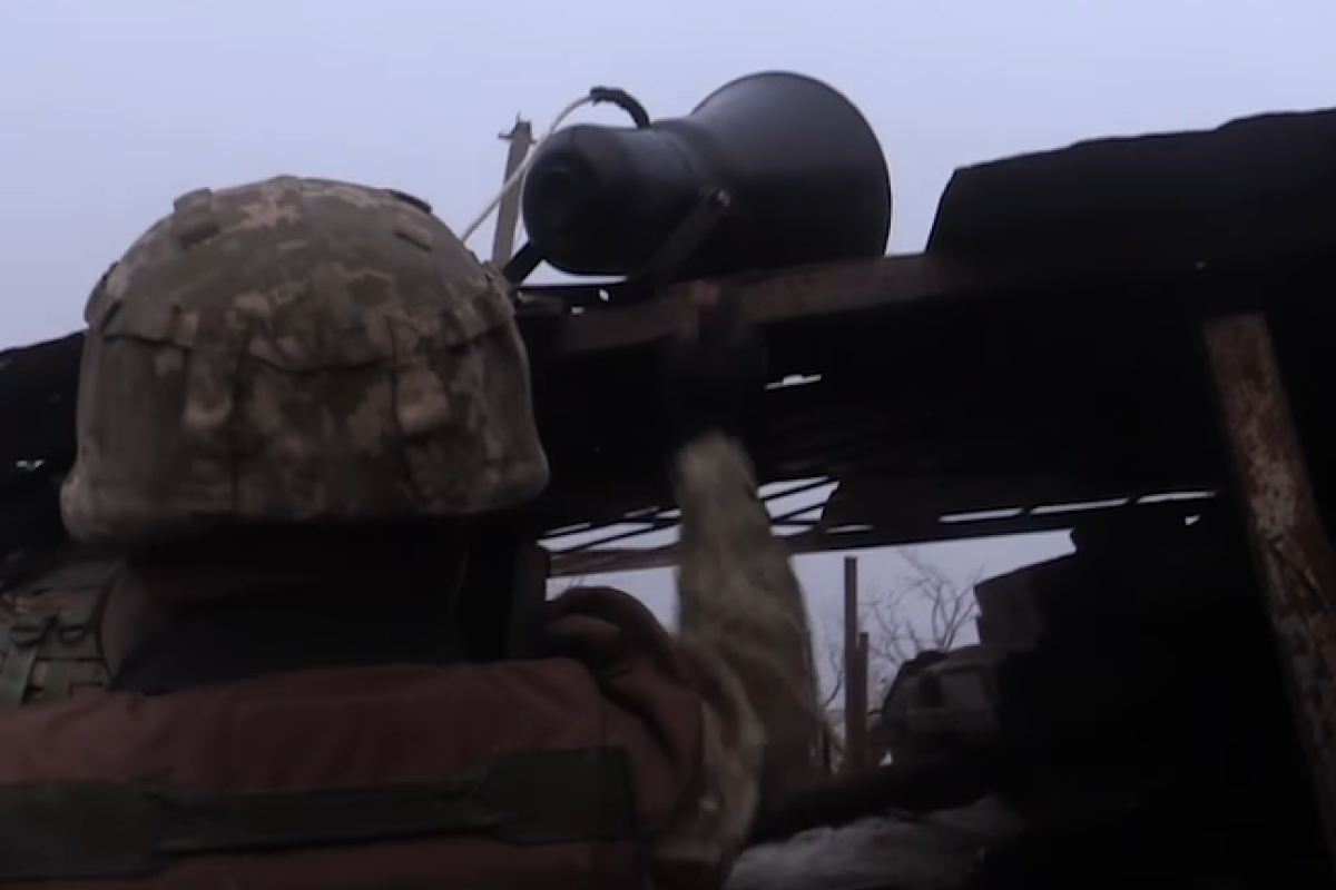 Бойцы на "промке" заставляют боевиков учить гимн Украины