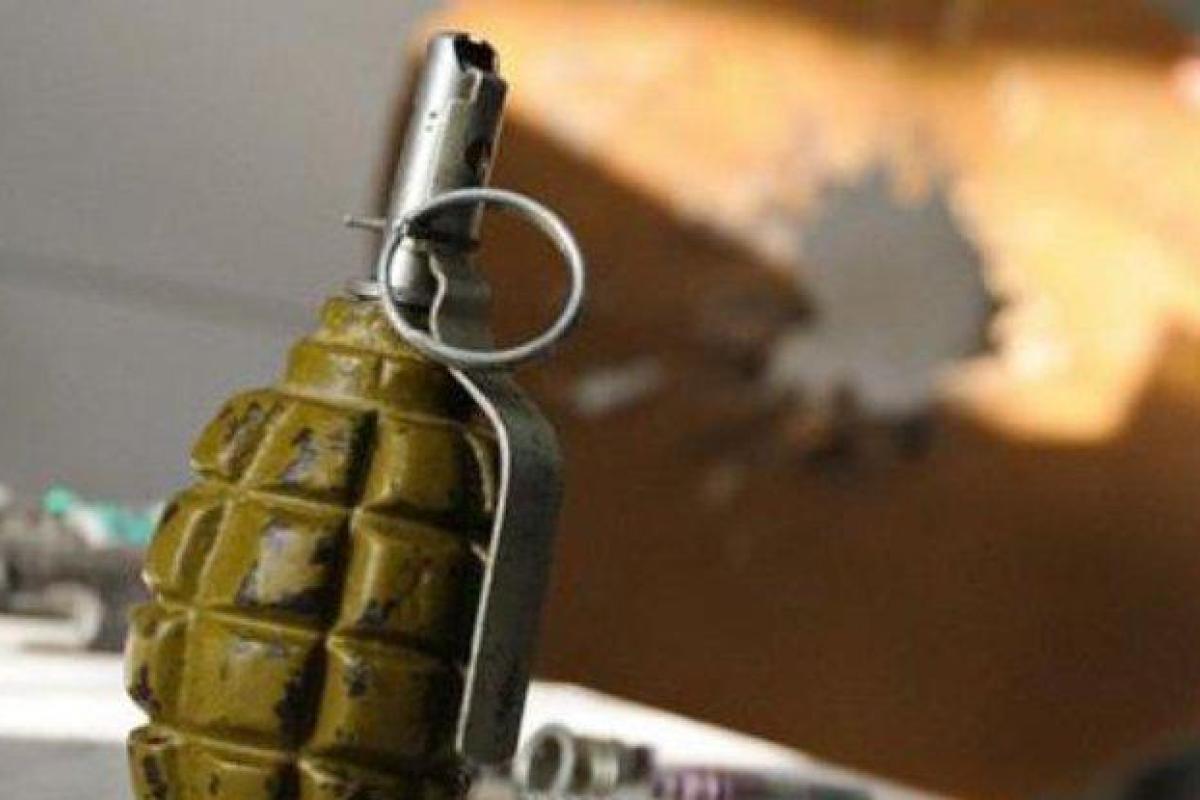 На Луганщине неизвестный бросил гранату в мужчину На Луганщине неизвестный бросил гранату в мужчину