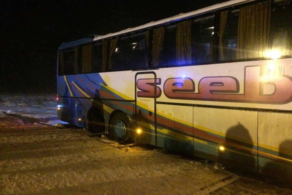 На Волыни автобус международного сообщения застрял на рельсах На Волыни автобус международного сообщения застрял на рельсах