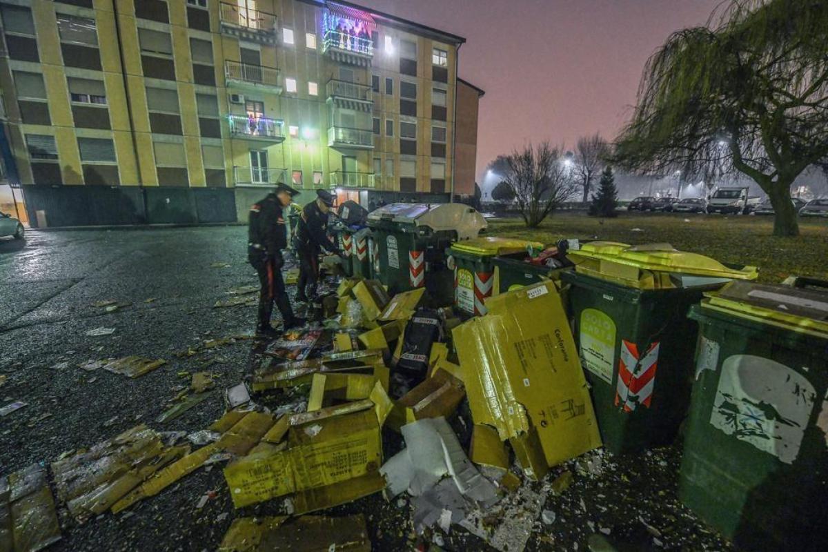 В Италии прогремел взрыв: ранены люди, полиция обнаружила еще 12 бомб В Италии прогремел взрыв: ранены люди, полиция обнаружила еще 12 бомб