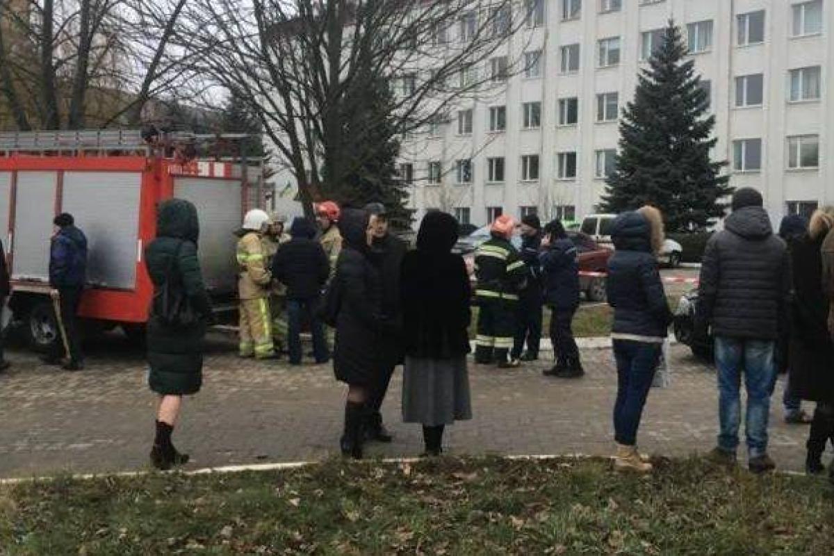 В Черновцах в здании налоговой взорвали гранату: есть раненые В Черновцах в здании налоговой взорвали гранату: есть раненые