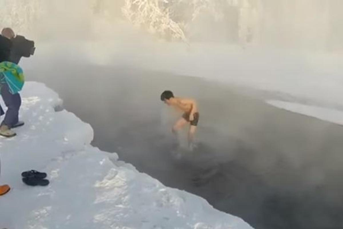 Холодно даже смотреть: мужчина окунулся в водоем при 60-градусном морозе Холодно даже смотреть: мужчина окунулся в водоем при 60-градусном морозе
