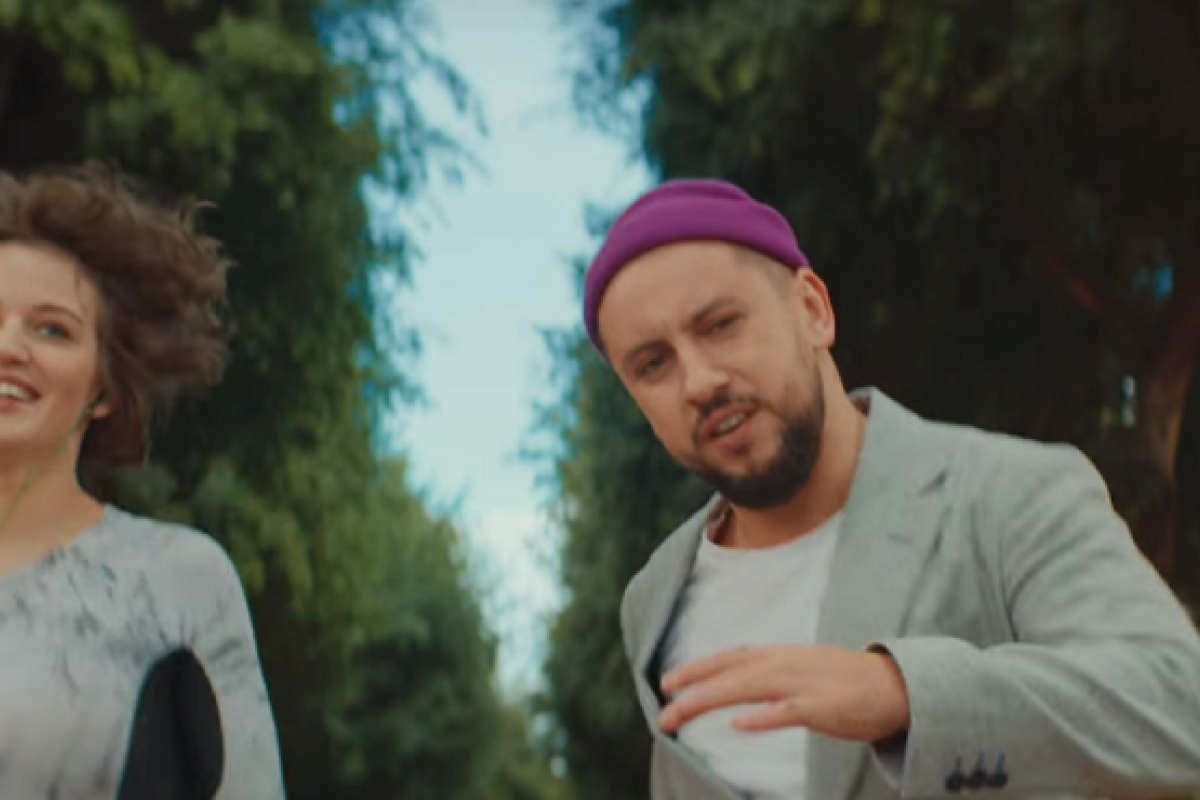 Monatik и «Время и Стекло» спели в рекламе для России Monatik и «Время и Стекло» спели в рекламе для России