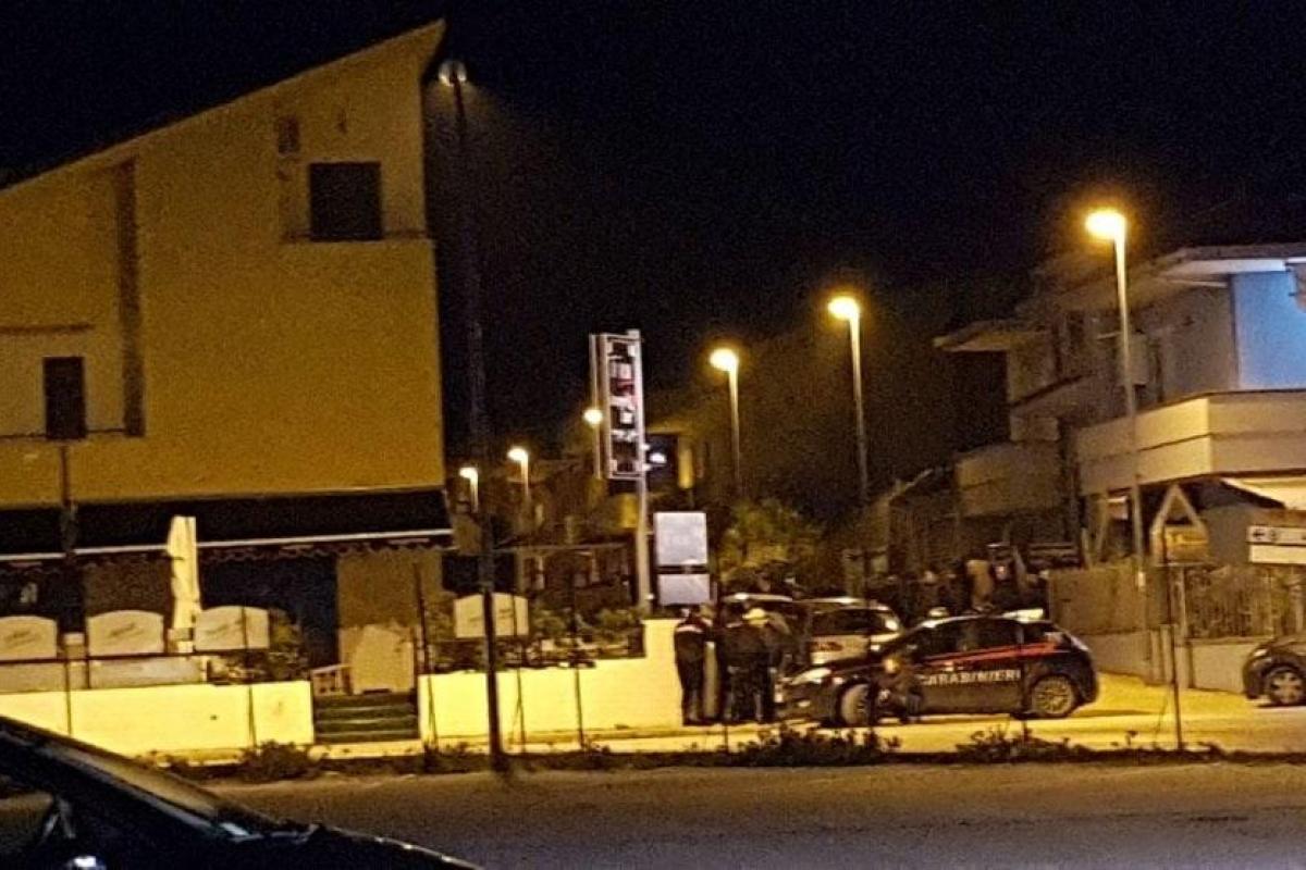 В Италии мужчина убил свою жену и открыл огонь по прохожим В Италии мужчина убил свою жену и открыл огонь по прохожим