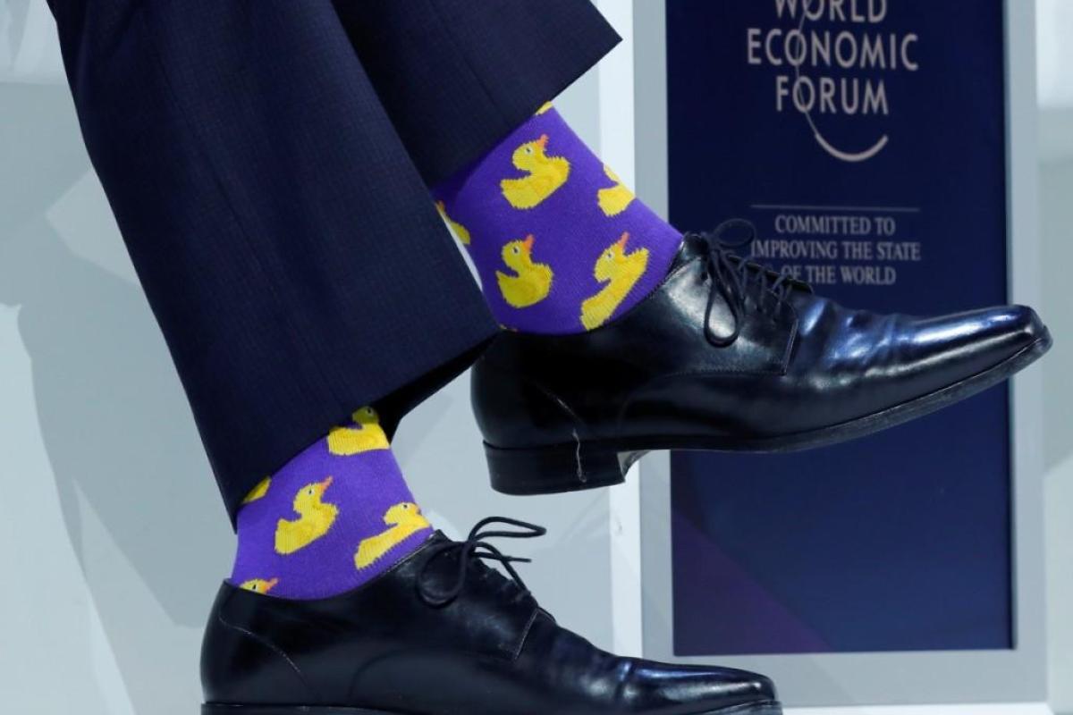 Брюки, заправленные в ботинки, и носки с уточками: сеть насмешили "модные тенденции" Давоса Брюки, заправленные в ботинки, и носки с уточками: сеть насмешили "модные тенденции" Давоса