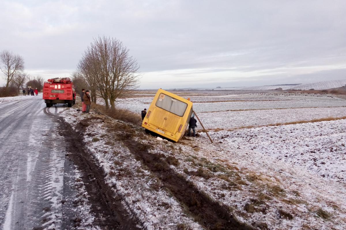 В Ровенской области в кювет съехал школьный автобус с детьми В Ровенской области в кювет съехал школьный автобус с детьми