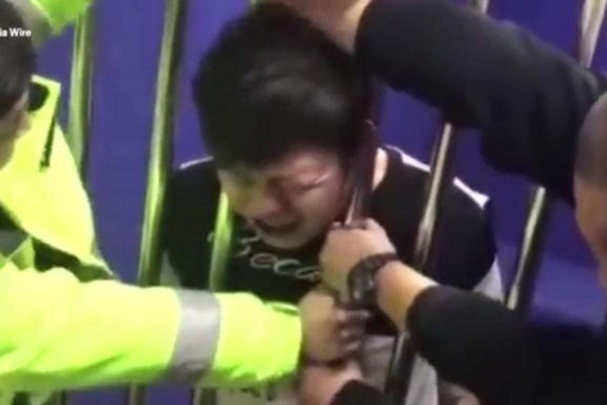 В Китае заключённый расплакался, застряв головой в полицейской решётке В Китае заключённый расплакался, застряв головой в полицейской решётке