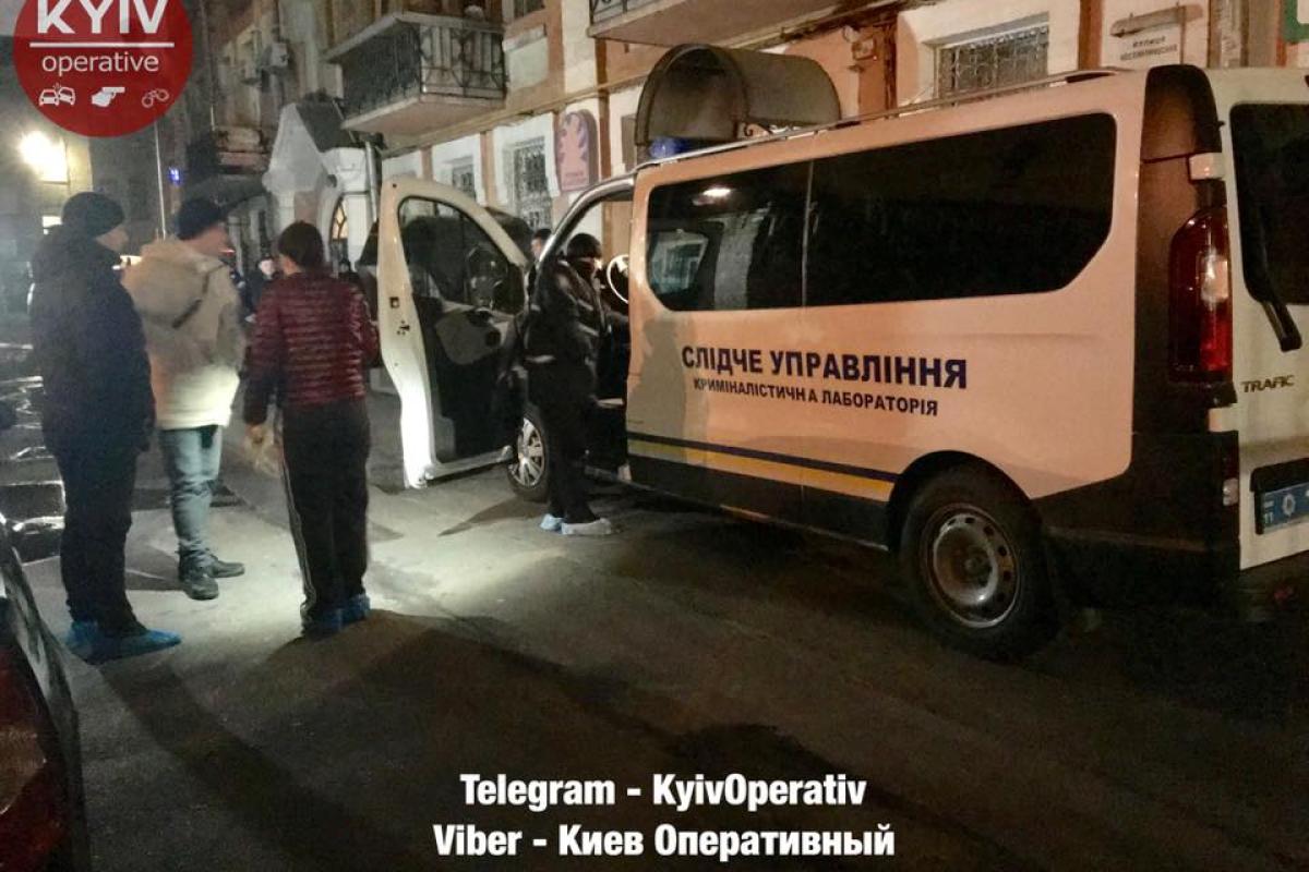 "Весь подъезд в крови": в Киеве убили мужчину "Весь подъезд в крови": в Киеве убили мужчину