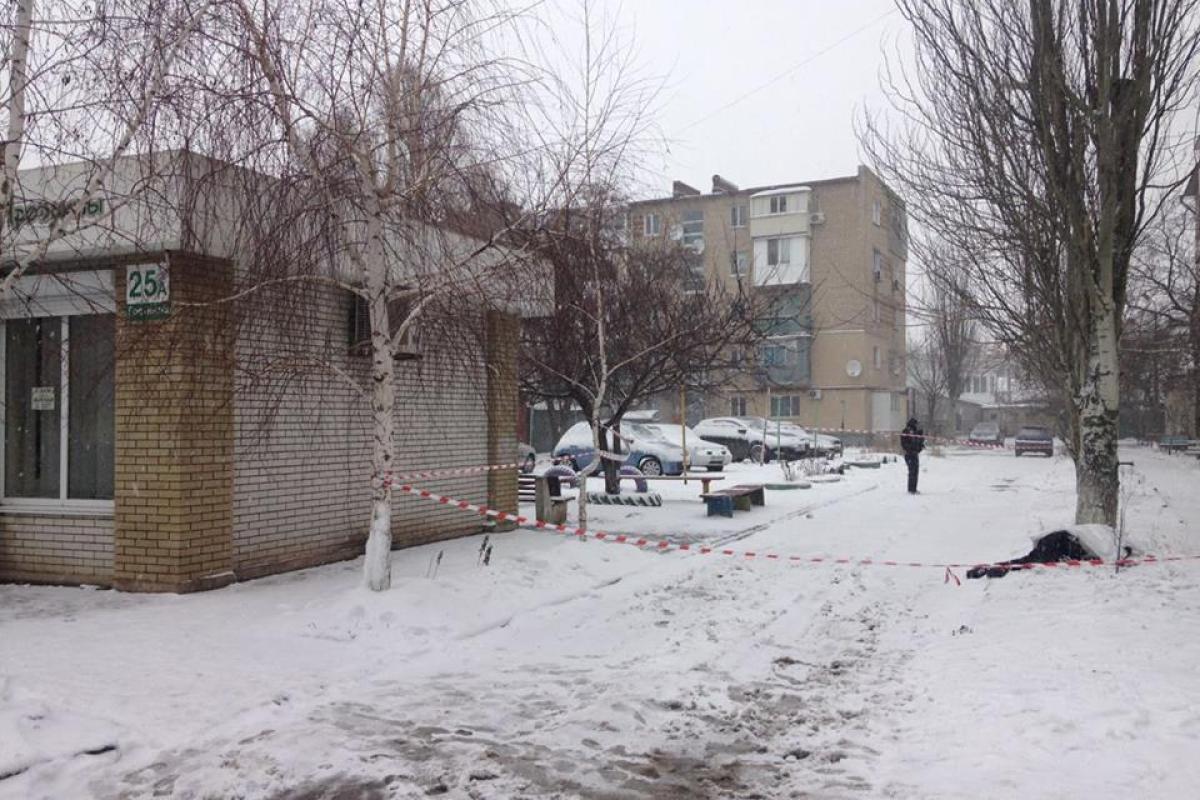 В Бердянске медики борются за жизнь троих полицейских, которых злоумышленник подорвал гранатой В Бердянске медики борются за жизнь троих полицейских, которых злоумышленник подорвал гранатой