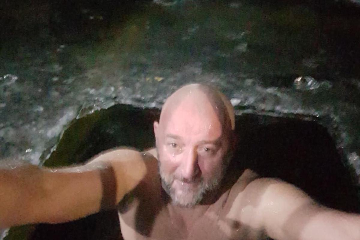 "Страшно было только первый раз", - волонтер о купании в проруби на Крещение "Страшно было только первый раз", - волонтер о купании в проруби на Крещение