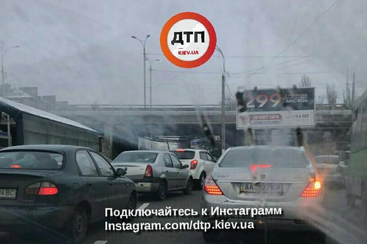В Киеве обрушилась часть путепровода, образовалась огромная пробка