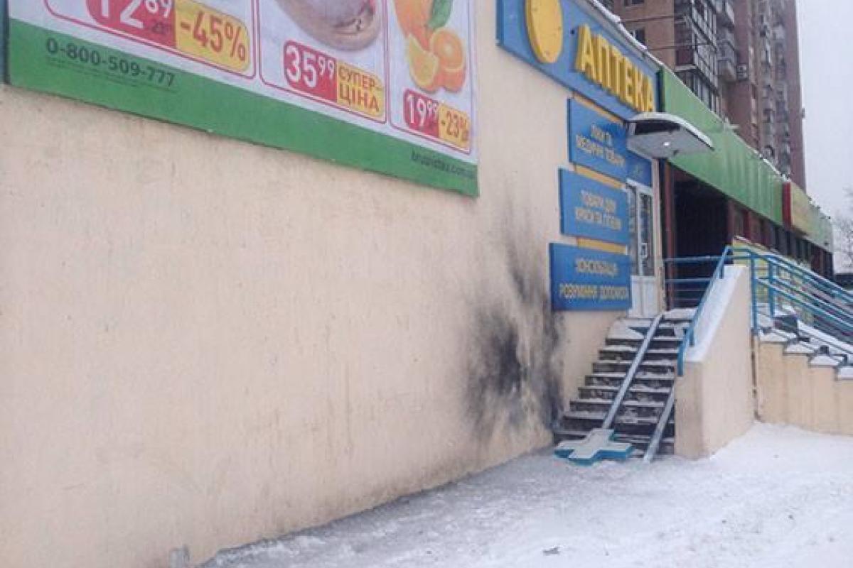 В Харькове прогремел взрыв около магазина, пострадали женщина и ребенок В Харькове прогремел взрыв около магазина, пострадали женщина и ребенок