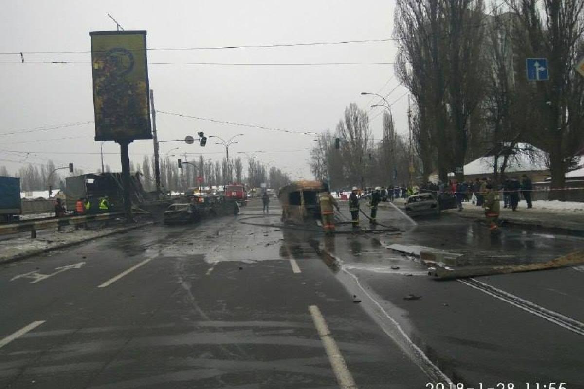 ДТП в Киеве: сгорели 4 автомобиля ДТП в Киеве: сгорели 4 автомобиля