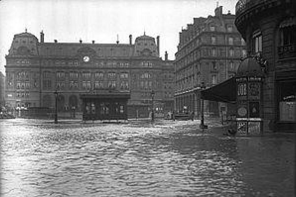 Уровень воды во французской Сене достиг пика, закрыты 7 станций метро: кадры