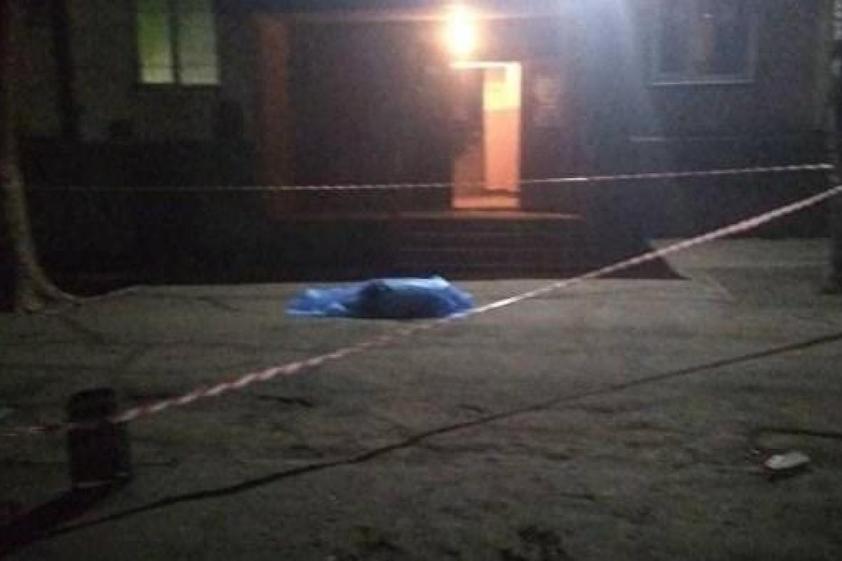 Трагедия в Запорожье: самоубийца упал на ребенка, оба погибли Трагедия в Запорожье: самоубийца упал на ребенка, оба погибли