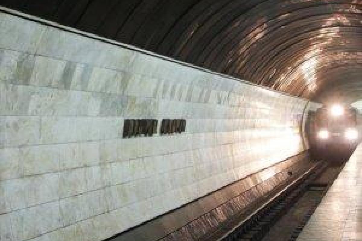 В Киеве пожилую женщину столкнули на рельсы метро: опубликовано видео В Киеве пожилую женщину столкнули на рельсы метро: опубликовано видео