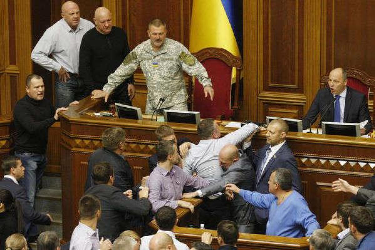Военное положение или деоккупация Донбасса: Какой законопроект будут завтра принимать украинские парламентарии Военное положение или деоккупация Донбасса: Какой законопроект будут завтра принимать украинские парламентарии