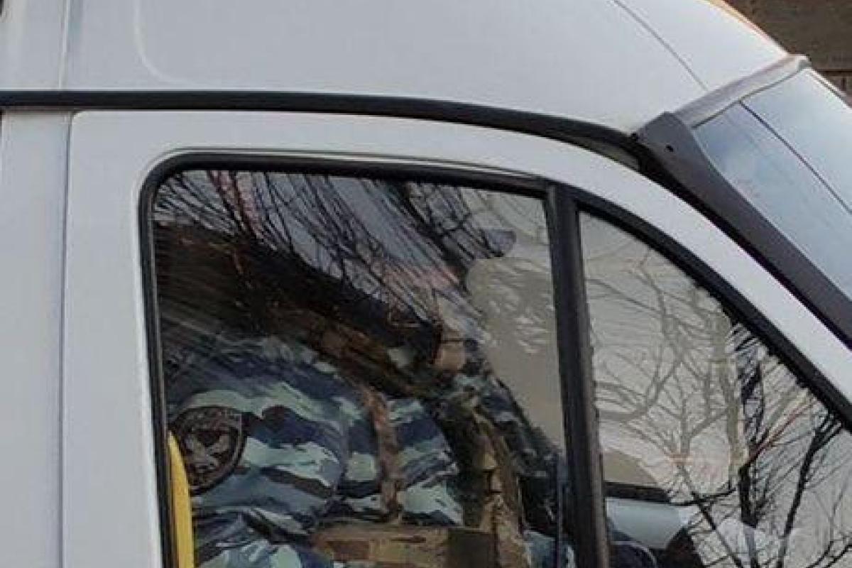 В Крыму начался обыск у активиста Энвера Кроша, которого ранее силовики пытали электрическим током В Крыму начался обыск у активиста Энвера Кроша, которого ранее силовики пытали электрическим током