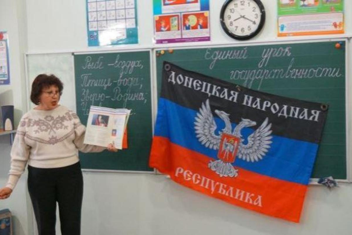 Разбирают автомат и маршируют: Как на оккупированных территориях воспитывают детей в школах Разбирают автомат и маршируют: Как на оккупированных территориях воспитывают детей в школах