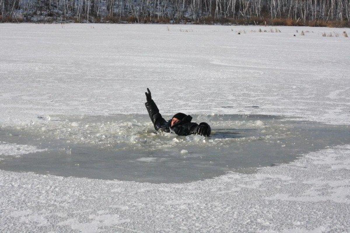 Поиски продолжаются второй день: В Луцке 12-летний мальчик провалился под лед Поиски продолжаются второй день: В Луцке 12-летний мальчик провалился под лед