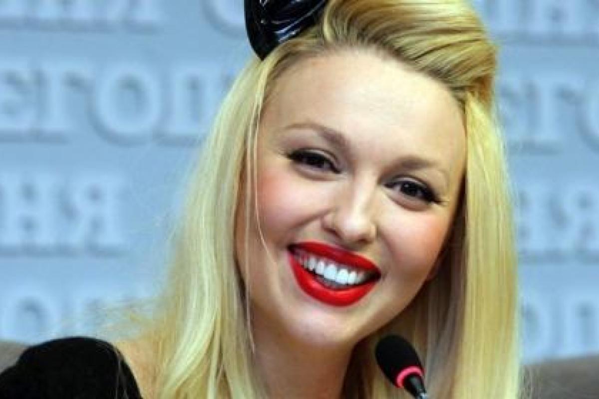 Певица Оля Полякова продемонстрировала соблазнительную фигуру в купальнике Певица Оля Полякова продемонстрировала соблазнительную фигуру в купальнике