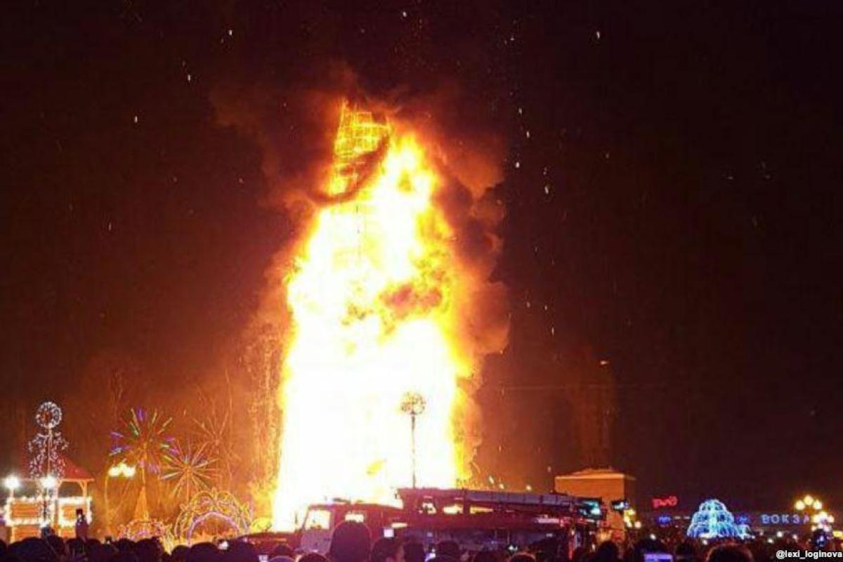 Отпраздновали с огоньком: в России в новогоднюю ночь горели елки, квартиры и Деды Морозы Отпраздновали с огоньком: в России в новогоднюю ночь горели елки, квартиры и Деды Морозы