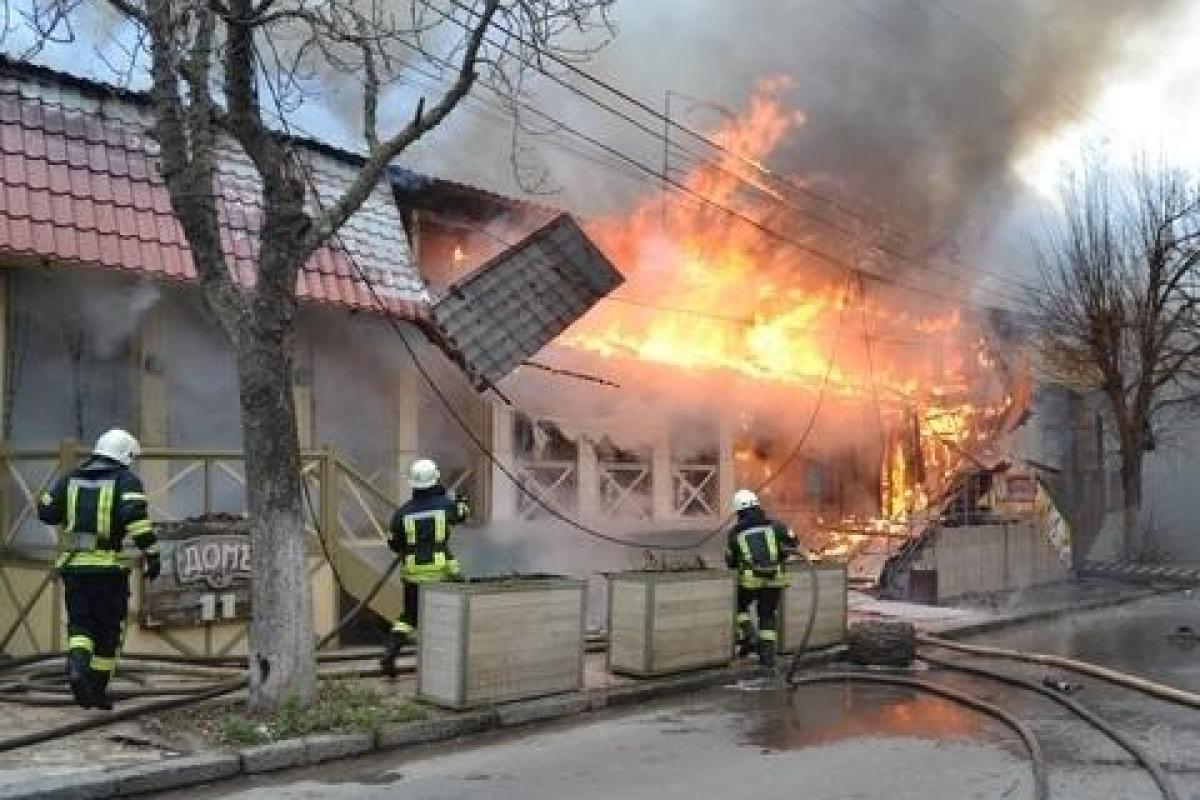 Масштабный пожар в Одессе: сгорели ресторан, кафе и аптека Масштабный пожар в Одессе: сгорели ресторан, кафе и аптека