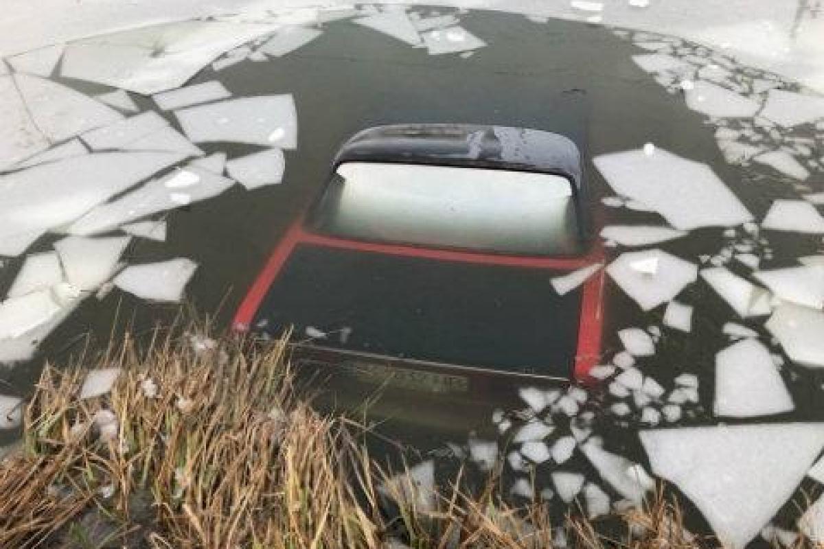 Автомобиль с водителем провалился под лед в Одесской области Автомобиль с водителем провалился под лед в Одесской области