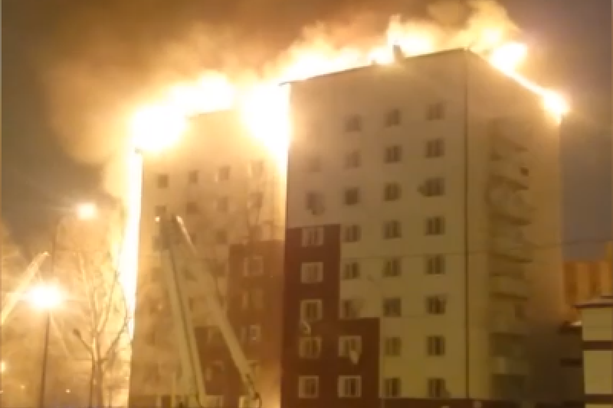 Многоэтажка превратилась в факел: обнародованы кадры мощного пожара в российской Тюмени Многоэтажка превратилась в факел: обнародованы кадры мощного пожара в российской Тюмени