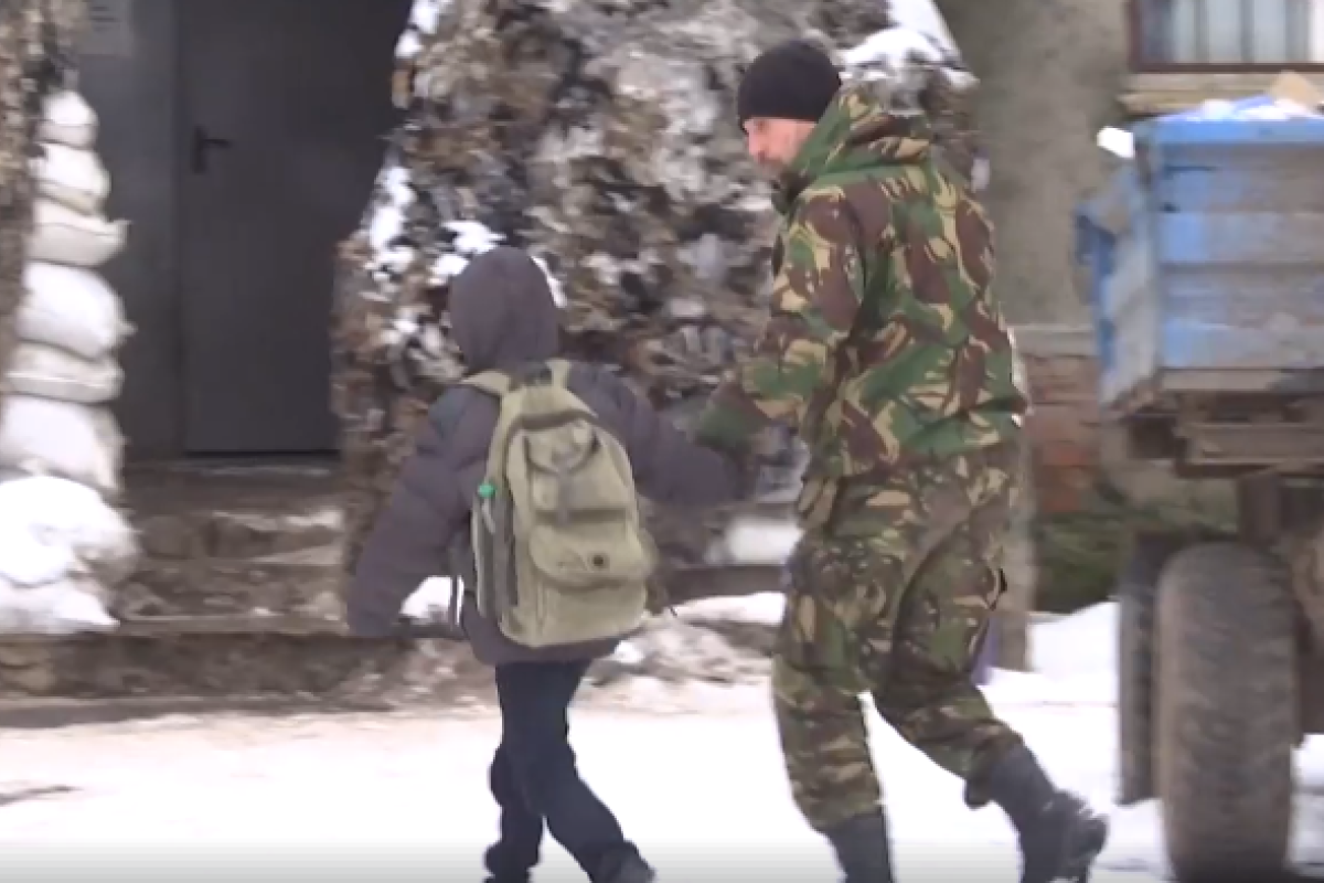 Военный помог ребенку, напуганному обстрелом: украинцев растрогало видео из прифронтового Донбасса