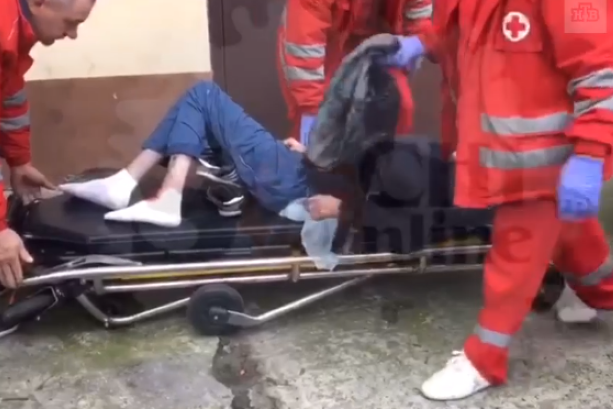 "Он нам не нужен": в России медики вывезли пациента из больницы и выбросили у гаражей "Он нам не нужен": в России медики вывезли пациента из больницы и выбросили у гаражей