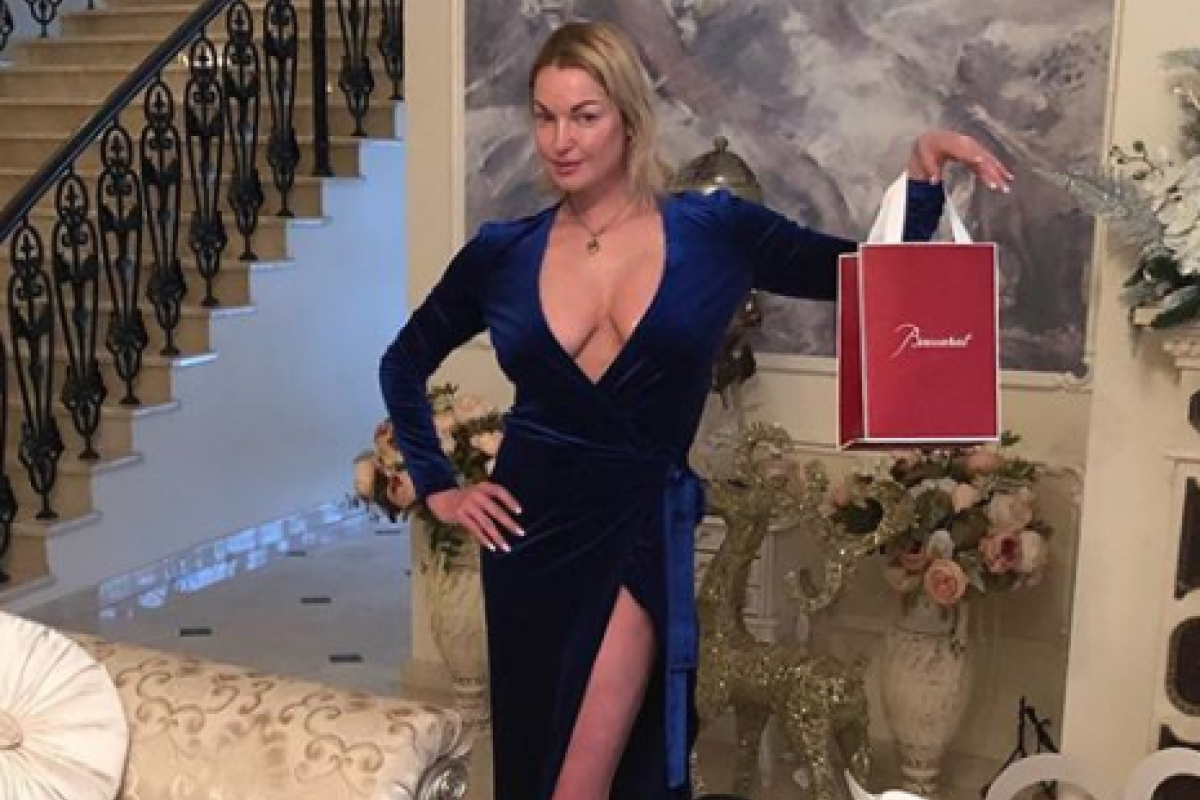 "Другой позы для поздравления не нашлось?" - фанаты раскритиковали новогодние фото Волочковой "Другой позы для поздравления не нашлось?" - фанаты раскритиковали новогодние фото Волочковой