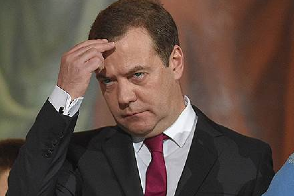 Медведев стал объектом насмешек в сети после посещения храма в Рождество
