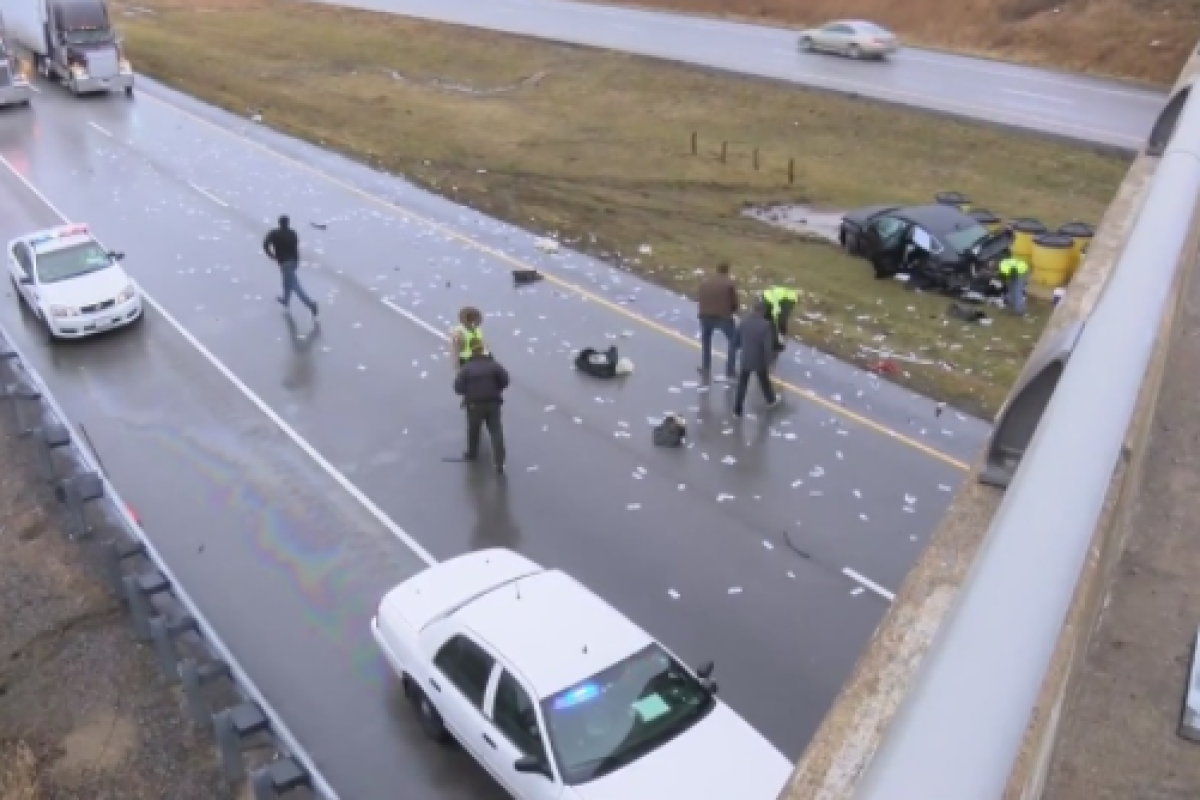 В США пришлось перекрыть дорогу из-за рассыпанных на ней денег после ДТП