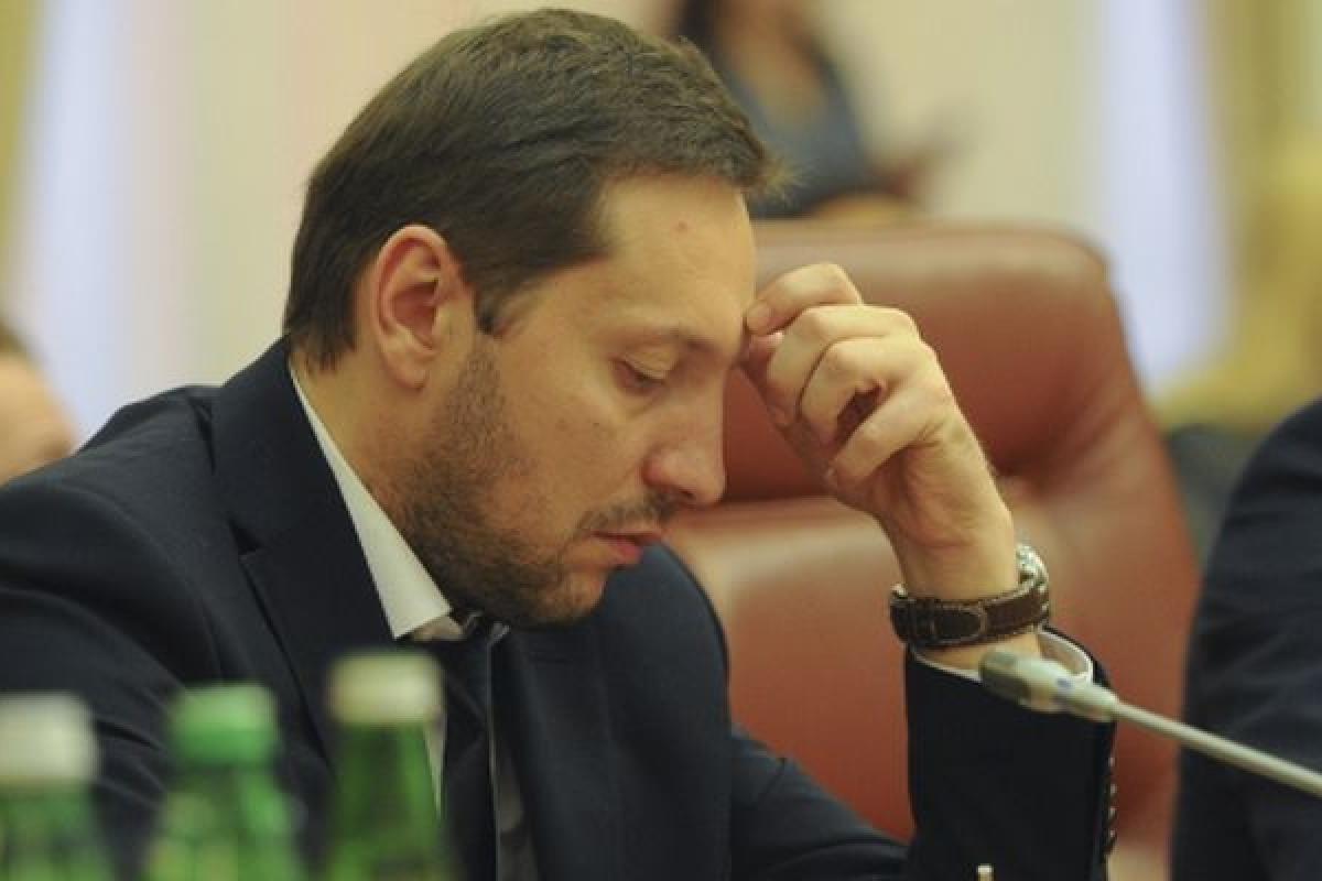 Украинский министр упал в обморок после пламенной речи о Крыме: опубликовано видео Украинский министр упал в обморок после пламенной речи о Крыме: опубликовано видео