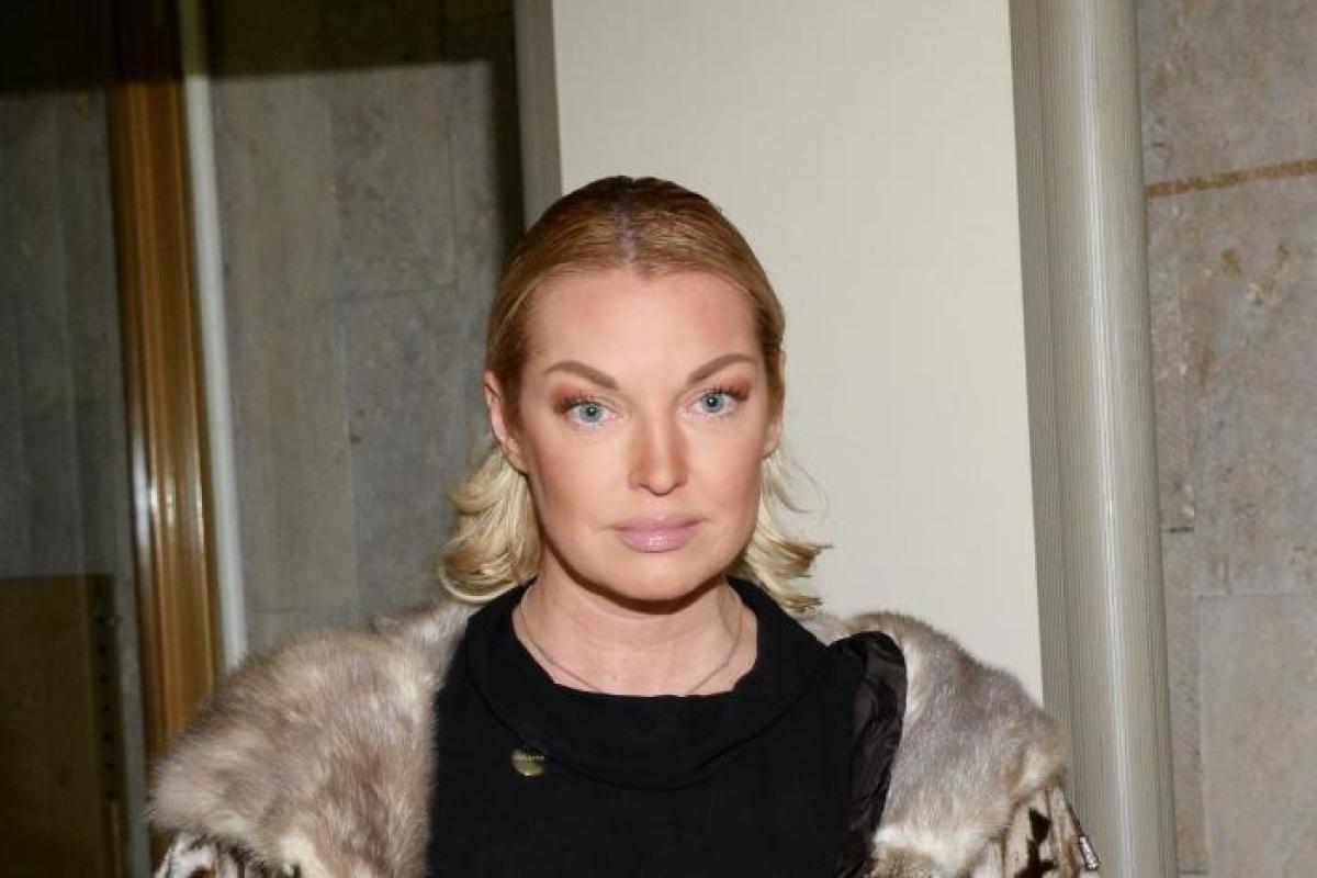 Поздравление влюбленным от "пьяной" Волочковой взорвало сеть Поздравление влюбленным от "пьяной" Волочковой взорвало сеть