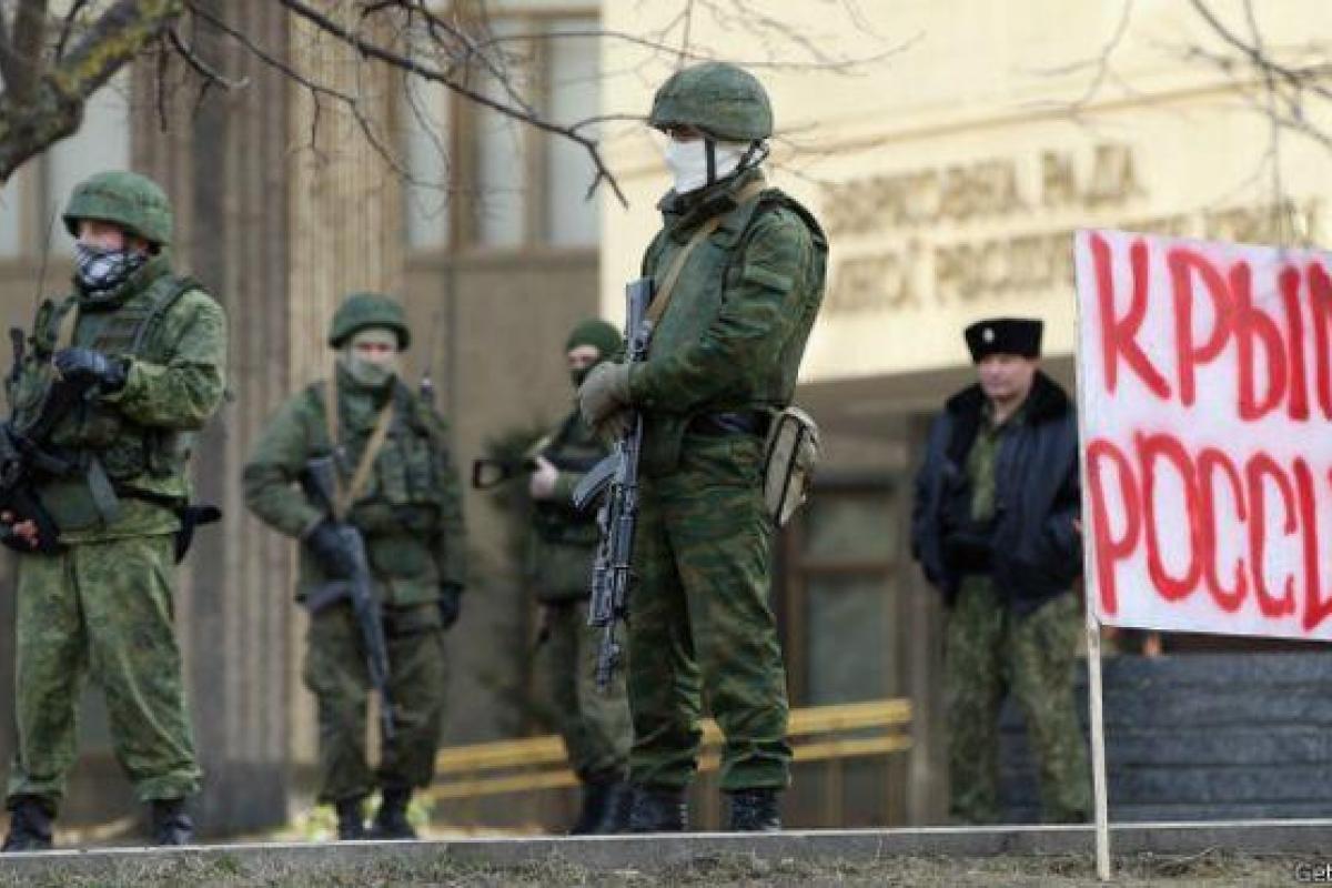 В сети появилось новое видео, как российский спецназ захватывал Парламент Крыма В сети появилось новое видео, как российский спецназ захватывал Парламент Крыма