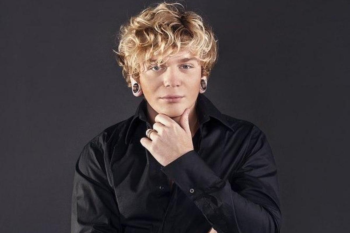 Украинский певец признался, что его домогались российские политики-геи Украинский певец признался, что его домогались российские политики-геи