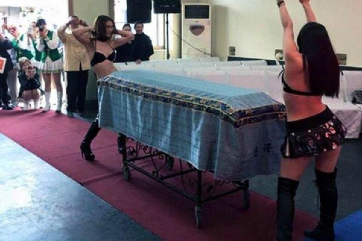 Стриптиз на похоронах: Китайские власти объявили войну странным традициям