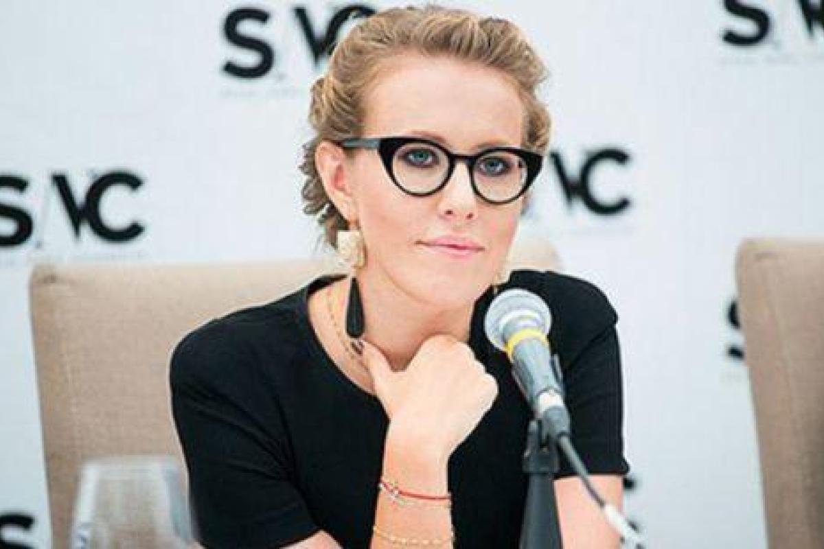 Собчак о дебатах с Жириновским: Слегка спрыснула дедушку водой, а то бедняга прямо зашелся в сквернословии Собчак о дебатах с Жириновским: Слегка спрыснула дедушку водой, а то бедняга прямо зашелся в сквернословии