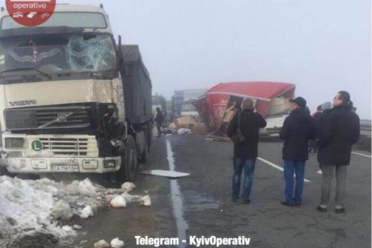 На трассе Киев-Одесса тягач раздавил водителя микроавтобуса, который менял колесо На трассе Киев-Одесса тягач раздавил водителя микроавтобуса, который менял колесо
