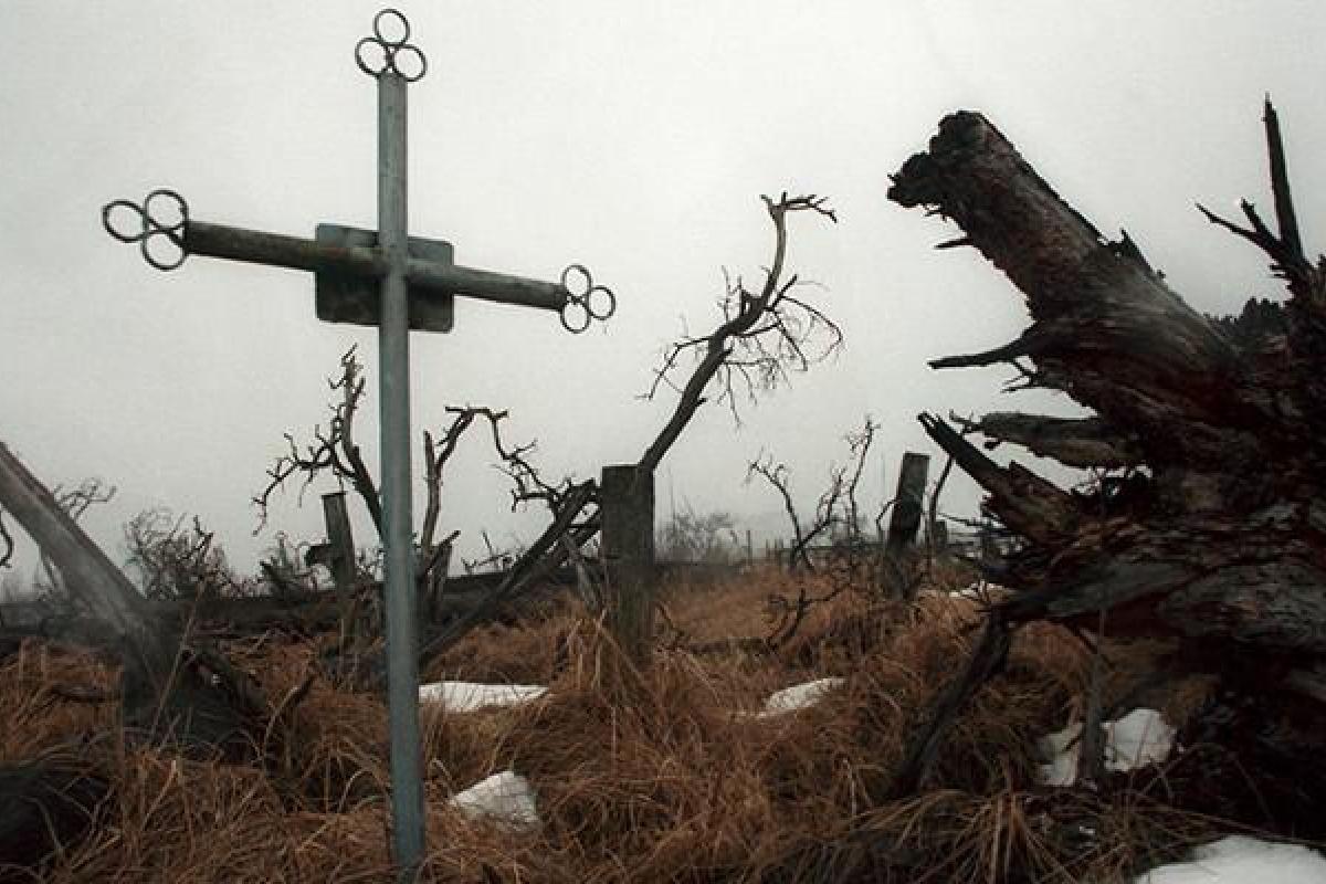 В России неизвестные дважды выкопали гроб мужчины, похороненного накануне