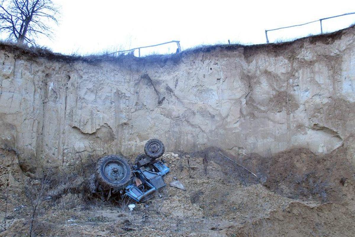 В Хмельницкой области трактор свалился в карьер: водитель погиб на месте В Хмельницкой области трактор свалился в карьер: водитель погиб на месте