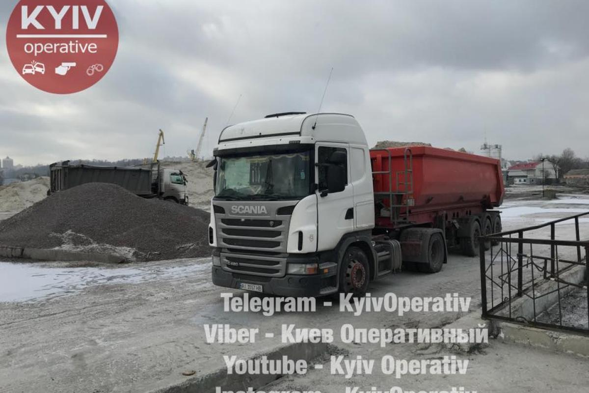 В Киеве водитель грузовика пытался починить колесо и умер В Киеве водитель грузовика пытался починить колесо и умер