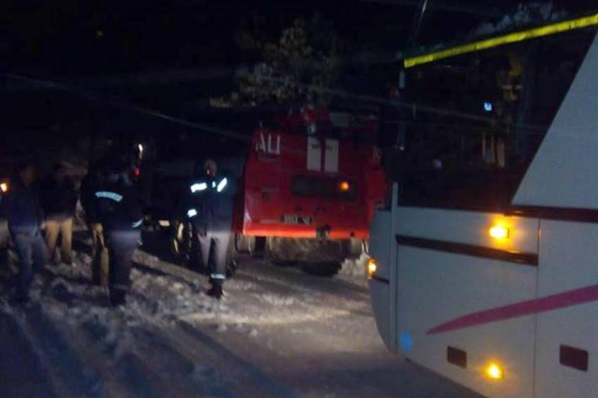 На Хмельниччине автобус с полусотней пассажиров застрял в снегу На Хмельниччине автобус с полусотней пассажиров застрял в снегу
