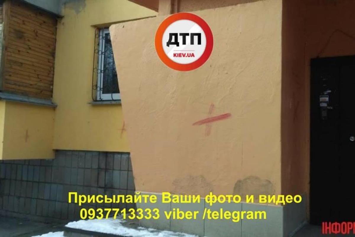 В Киеве иностранец рисовал кровавые кресты на машинах и подъездах В Киеве иностранец рисовал кровавые кресты на машинах и подъездах
