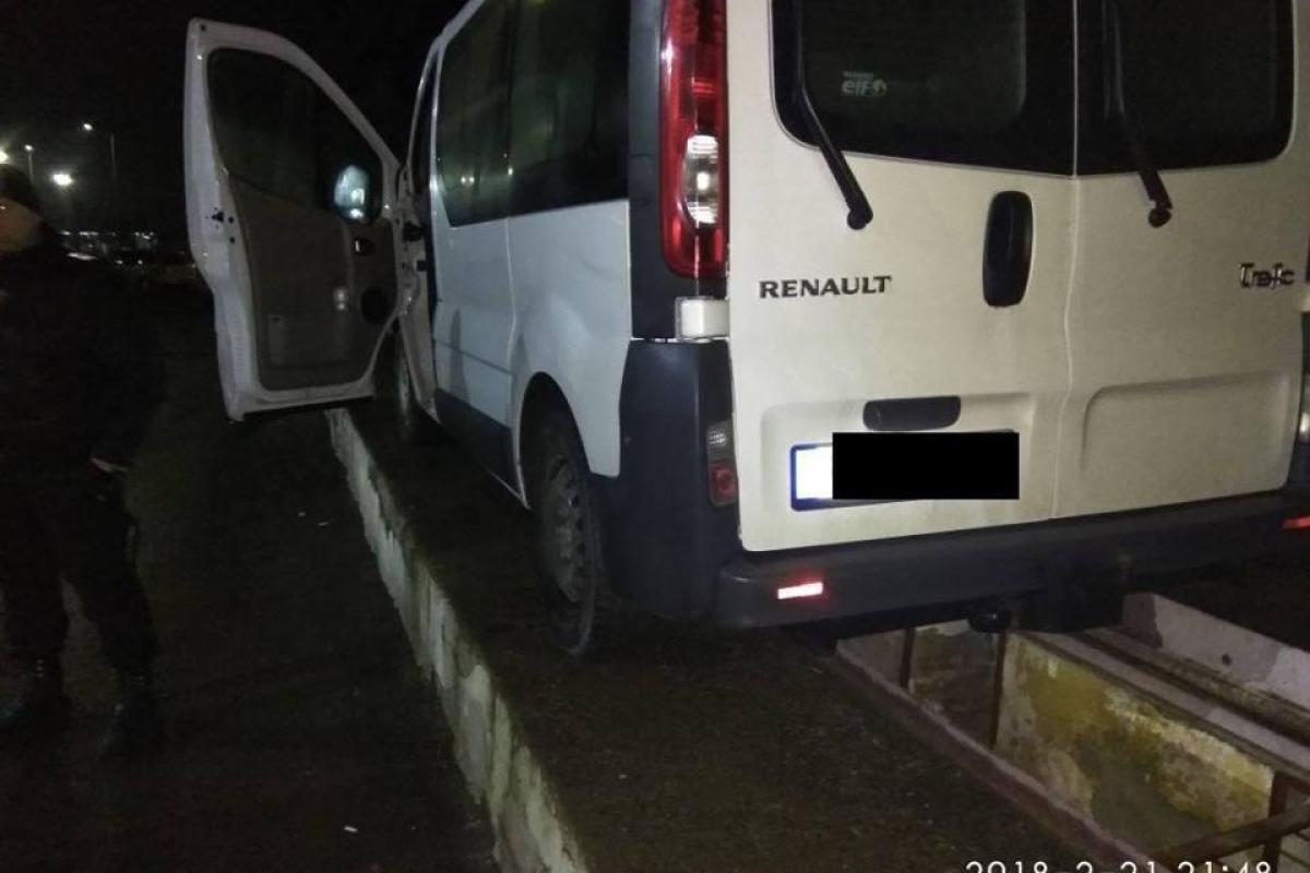 Украинские пограничники нашли в трех автомобилях более тысячи спрятанных пачек сигарет Украинские пограничники нашли в трех автомобилях более тысячи спрятанных пачек сигарет