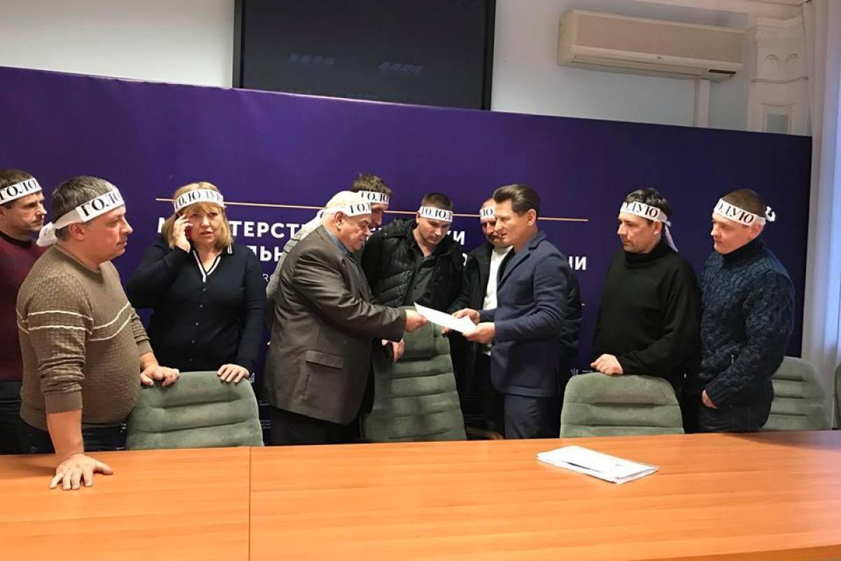 Шахтеры Донетчины объявили бессрочную голодовку: подробности Шахтеры Донетчины объявили бессрочную голодовку: подробности