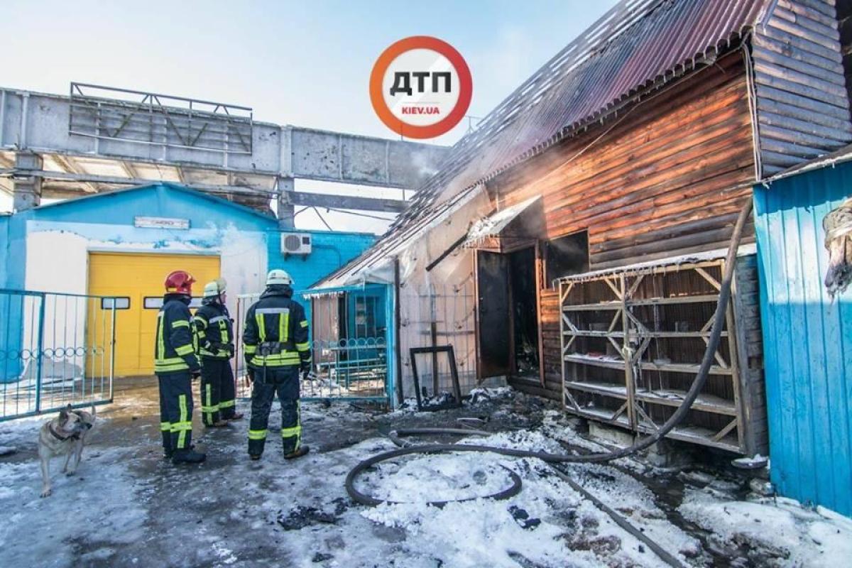 ЧП в Киеве: пожар в Бортничах, сгорело админздание строительного рынка