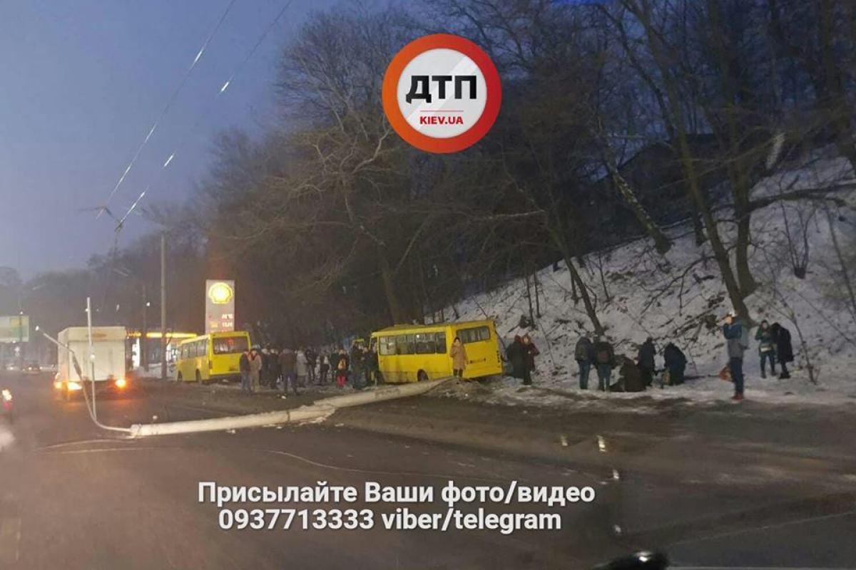 В Киеве 2 автобуса попали в серьезное ДТП: на месте происшествия много "скорых" В Киеве 2 автобуса попали в серьезное ДТП: на месте происшествия много "скорых"